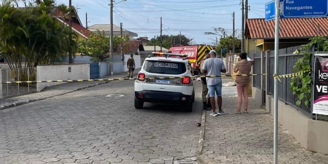 Polícia Militar está no local colhendo depoimento de testemunhas que podem ajudar a descobrir quem matou o homem – Foto: Divulgação/PMSC/ND
