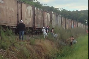 Homem morre após ser atropelado por trem em Joinville