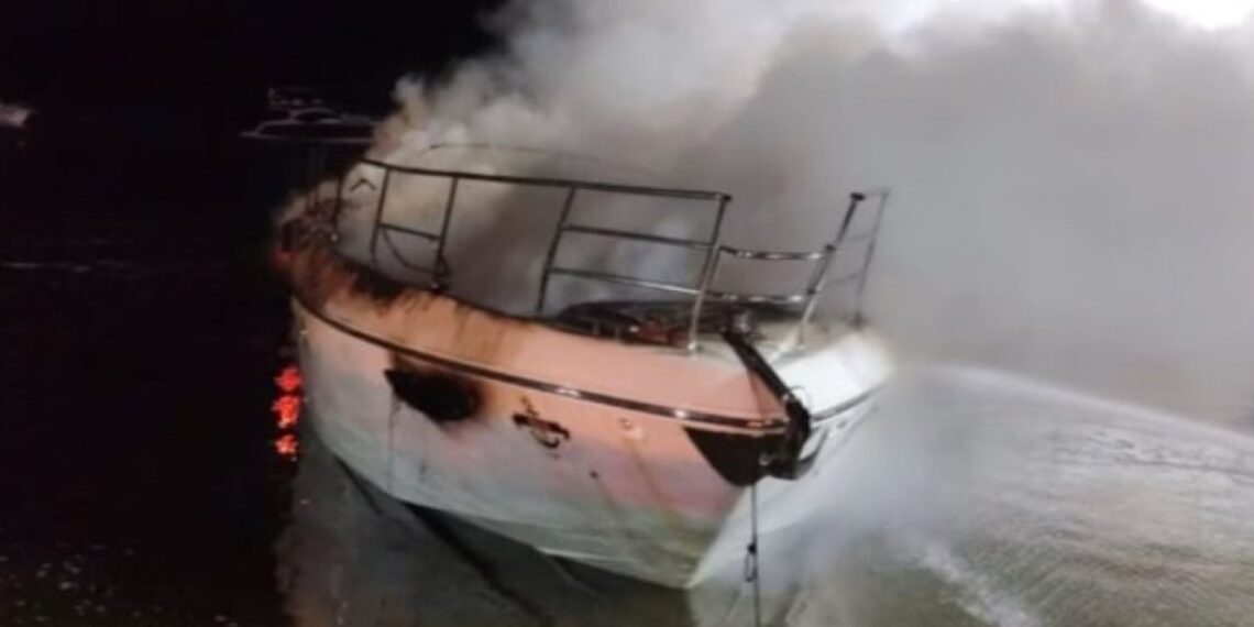 Fogo destrói barco com 15 pessoas no litoral de São Paulo