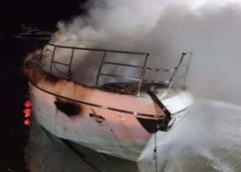 Fogo destrói barco com 15 pessoas no litoral de São Paulo
