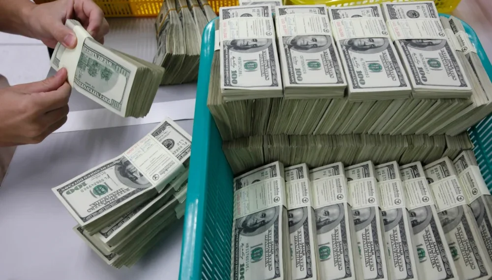 Dólar ameniza queda, mas fecha a R$ 6,10 entre falas de Haddad e dados dos EUA