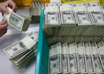 Dólar ameniza queda, mas fecha a R$ 6,10 entre falas de Haddad e dados dos EUA