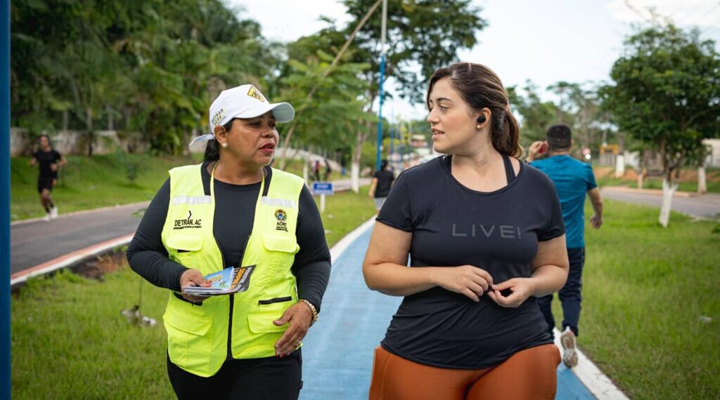 Projeto Detran nas Férias leva orientações para pedestres e ciclistas em locais de lazer de Rio Branco