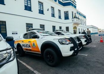 Criminosos em carro atiram em pedestres no centro de Rio Branco