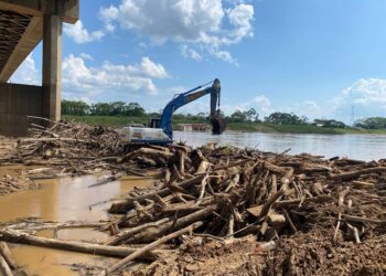 Balseiros da Ponte da União, no Juruá, são removidos