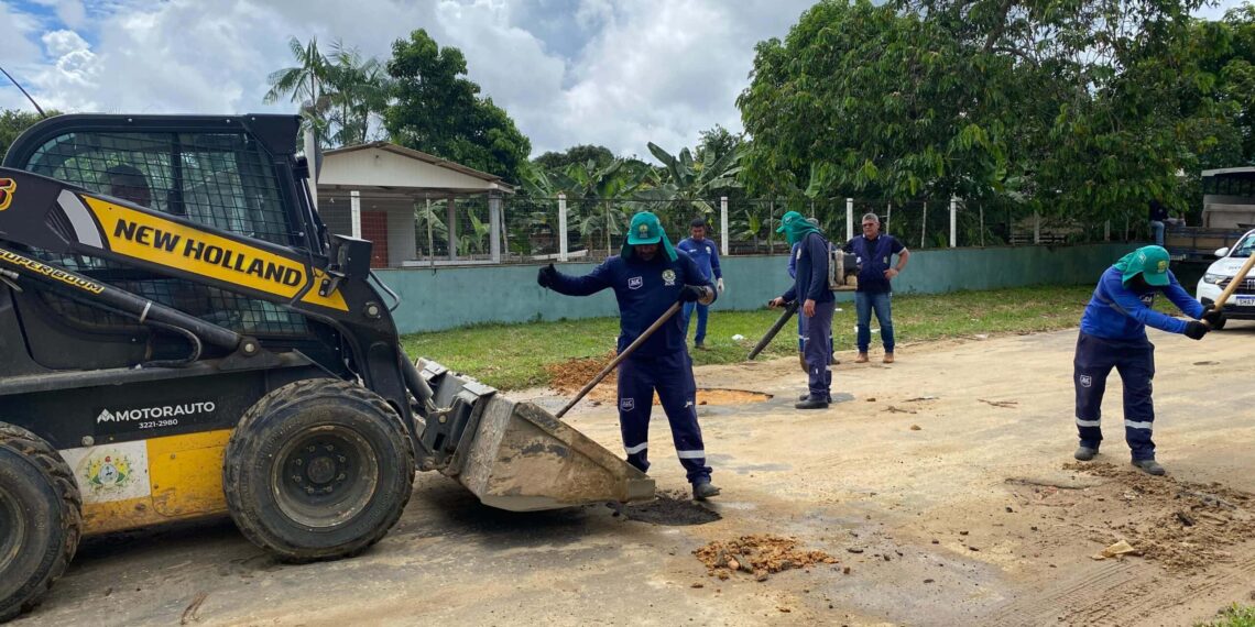 Governo do Acre por meio do Deracre realiza ação de tapa-buraco na Vila Assis Brasil