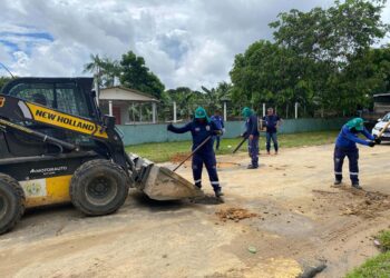Governo do Acre por meio do Deracre realiza ação de tapa-buraco na Vila Assis Brasil