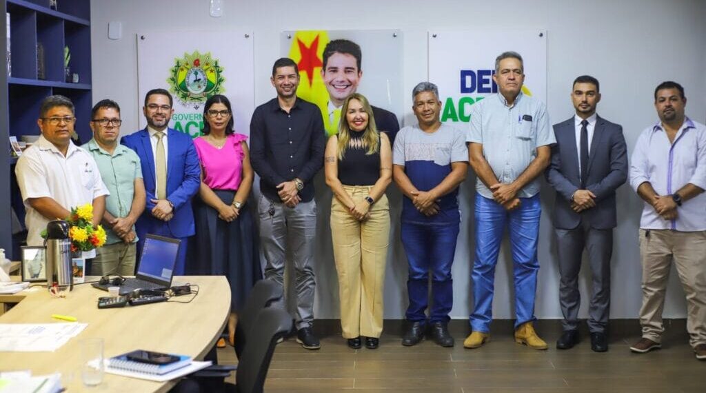 Governo do Acre e prefeitura de Porto Acre firmam parceria para melhorias em ramais, ruas, portos e balsas