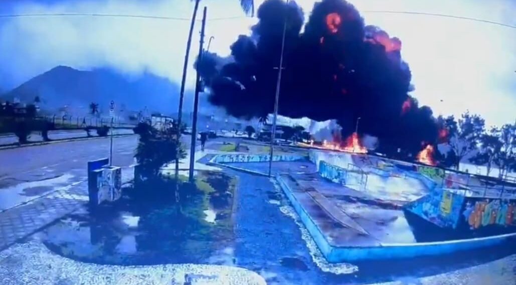 Urgente: Avião de pequeno porte cai e explode em Ubatuba; veja o vídeo