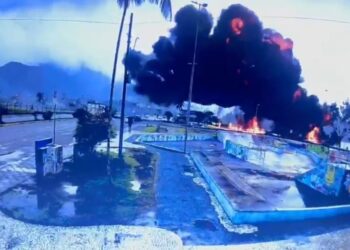 Urgente: Avião de pequeno porte cai e explode em Ubatuba; veja o vídeo