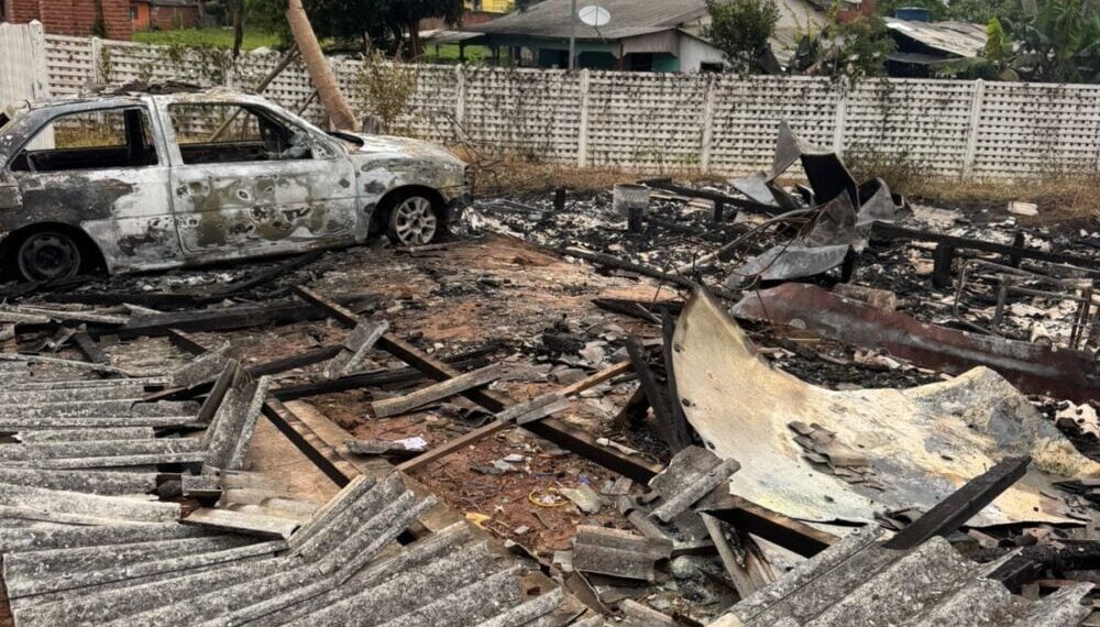 Em Rodrigues Alves, incêndio destrói tapeçaria e carro que estava no local