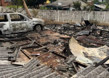 Em Rodrigues Alves, incêndio destrói tapeçaria e carro que estava no local