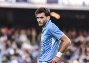 PSG faz oferta para tirar Kvaratskhelia do Napoli, dizem fontes