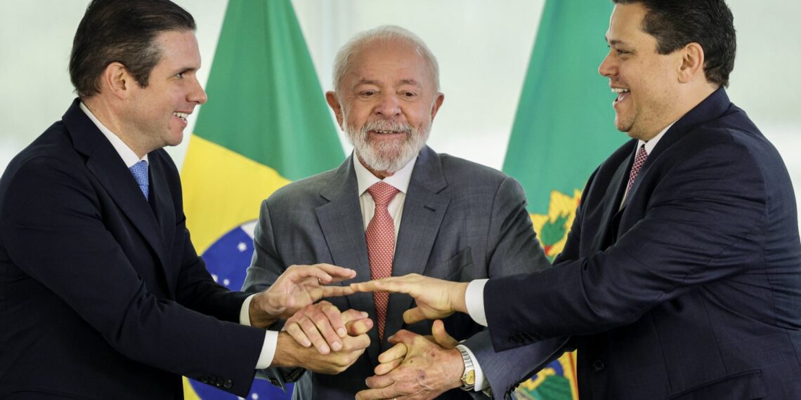 Lula se reúne com novos presidentes da Câmara e do Senado e prega harmonia entre poderes