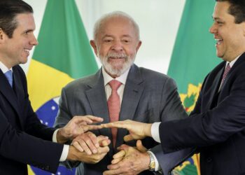 Lula se reúne com novos presidentes da Câmara e do Senado e prega harmonia entre poderes