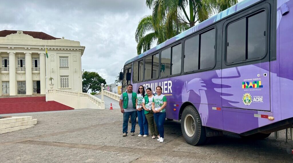 ônibus Lilás leva cidadania a população em Rio Branco