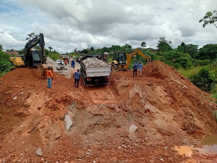 Força-tarefa do Deracre ajuda Dnit a recuperar trecho da BR-364 após chuvas intensas em Tarauacá