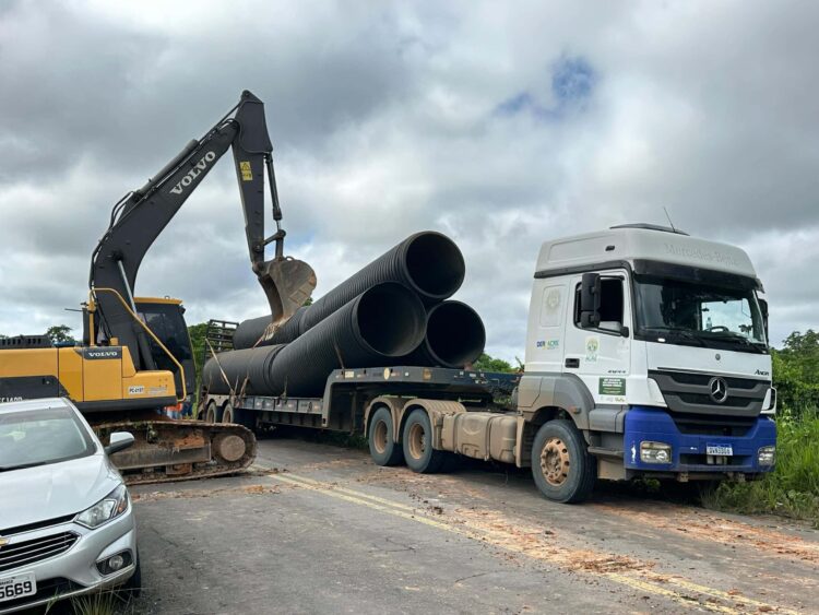 Força-tarefa do Deracre ajuda Dnit a recuperar trecho da BR-364 após chuvas intensas em Tarauacá
