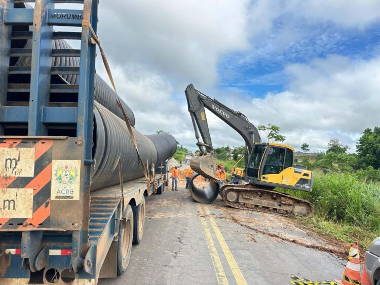 Força-tarefa do Deracre ajuda Dnit a recuperar trecho da BR-364 após chuvas intensas em Tarauacá
