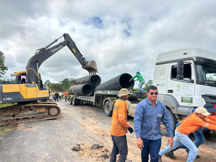 Força-tarefa do Deracre ajuda Dnit a recuperar trecho da BR-364 após chuvas intensas em Tarauacá