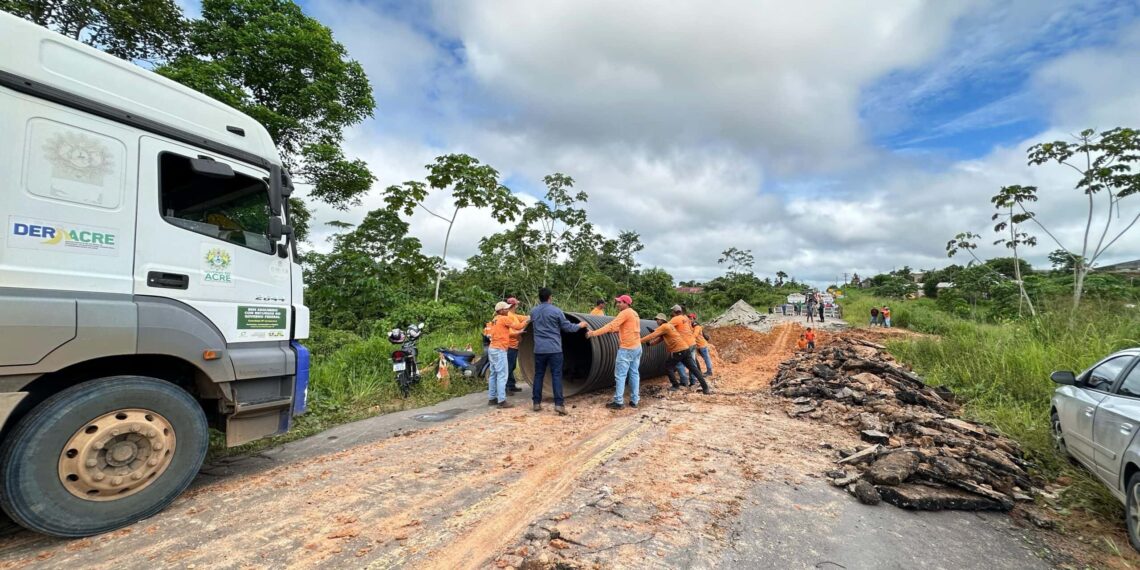 Força-tarefa do Deracre ajuda Dnit a recuperar trecho da BR-364 após chuvas intensas em Tarauacá