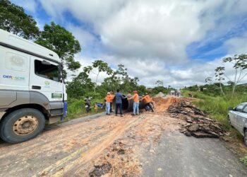 Força-tarefa do Deracre ajuda Dnit a recuperar trecho da BR-364 após chuvas intensas em Tarauacá
