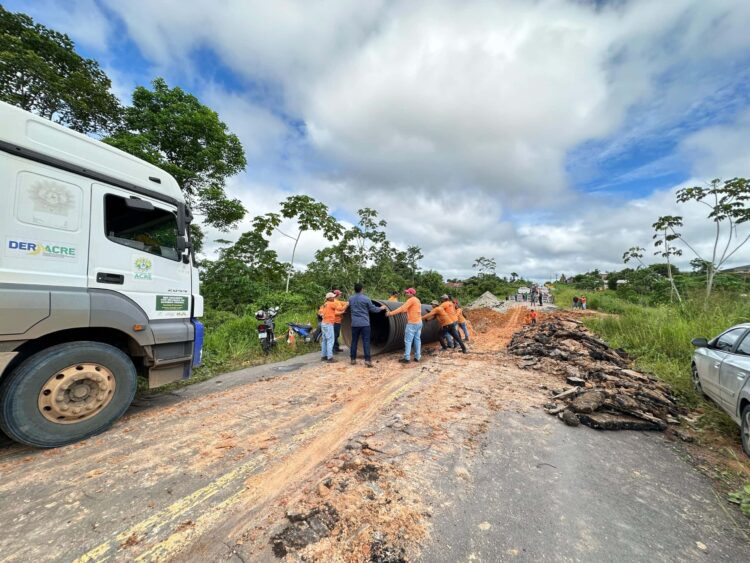 Força-tarefa do Deracre ajuda Dnit a recuperar trecho da BR-364 após chuvas intensas em Tarauacá