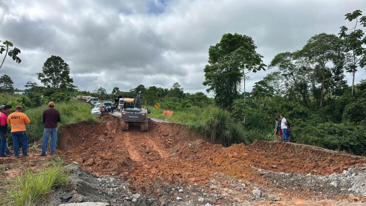 Força-tarefa do Deracre ajuda Dnit a recuperar trecho da BR-364 após chuvas intensas em Tarauacá