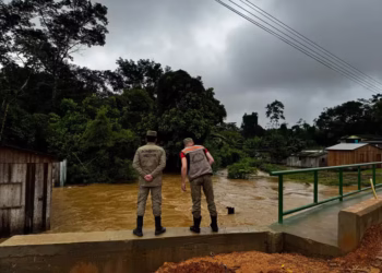 Igarapé transborda e deixa cidade do Acre sem abastecimento de água