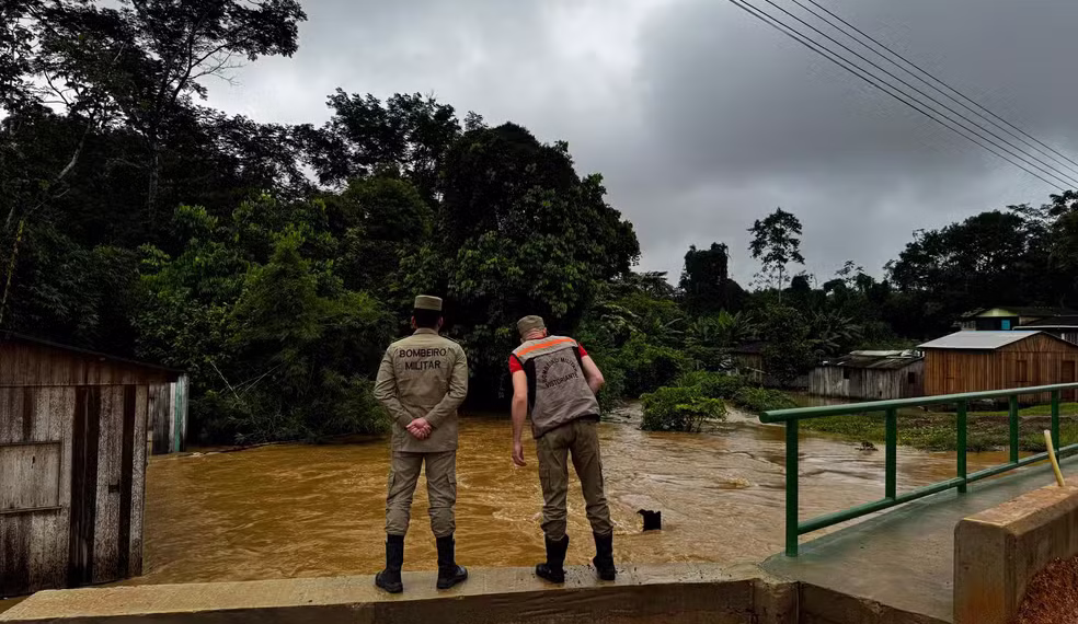 Igarapé transborda e deixa cidade do Acre sem abastecimento de água