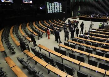 Câmara aprova prioridade no SUS para mães e pais atípicos: “Cuidando de quem cuida”