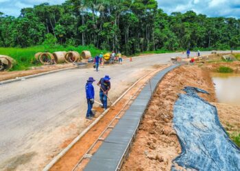 Governo do Acre vistoria obras em Tarauacá e firma parceria em Sena Madureira
