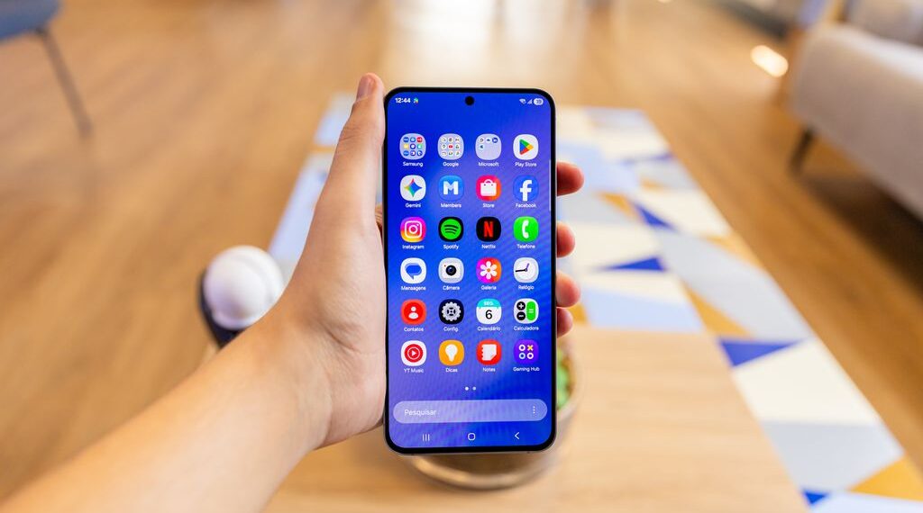 Bateria de celular Samsung drenando após atualização? Veja o que a marca disse