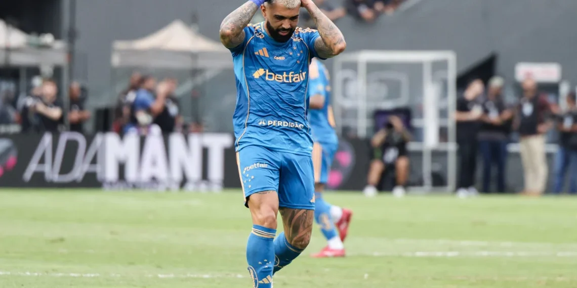 Imagem de Gabigol no CT do Cruzeiro é vandalizada: “Lixogol”