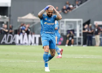 Imagem de Gabigol no CT do Cruzeiro é vandalizada: “Lixogol”