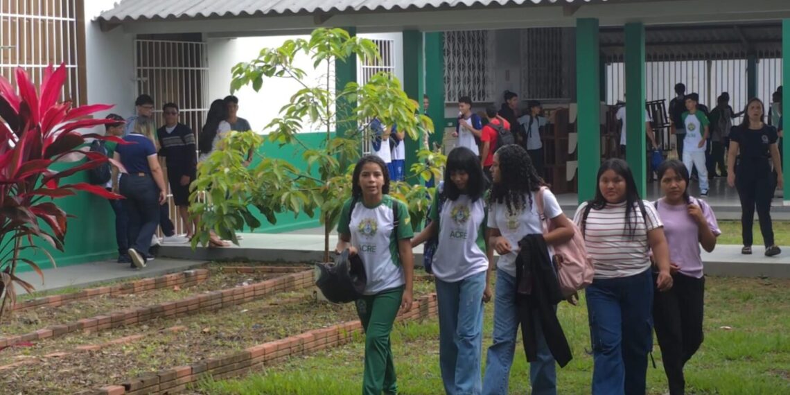 Estado inicia ano letivo em Cruzeiro do Sul e amplia ensino integral para mais nove escolas