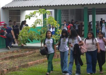 Estado inicia ano letivo em Cruzeiro do Sul e amplia ensino integral para mais nove escolas