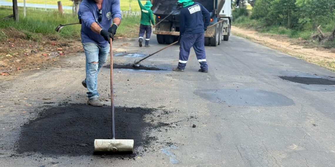 No Vale do Juruá, Deracre vistoria AC-198 e executa operação tapa-buraco na AC-407
