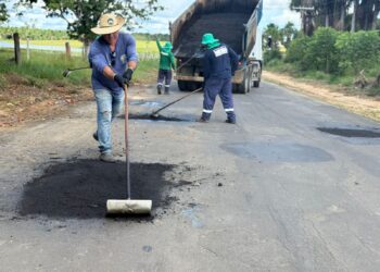 No Vale do Juruá, Deracre vistoria AC-198 e executa operação tapa-buraco na AC-407