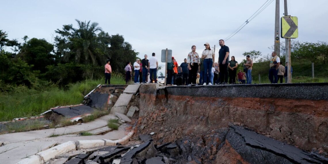 Em Tarauacá, governadora vistoria via que desabou e promete agilidade nos reparos