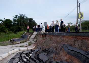 Em Tarauacá, governadora vistoria via que desabou e promete agilidade nos reparos