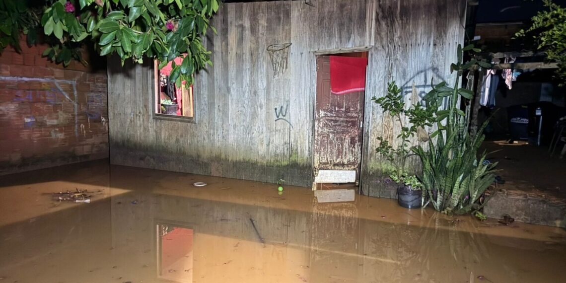 Governo presta assistência a famílias atingidas por forte chuva em Rio Branco