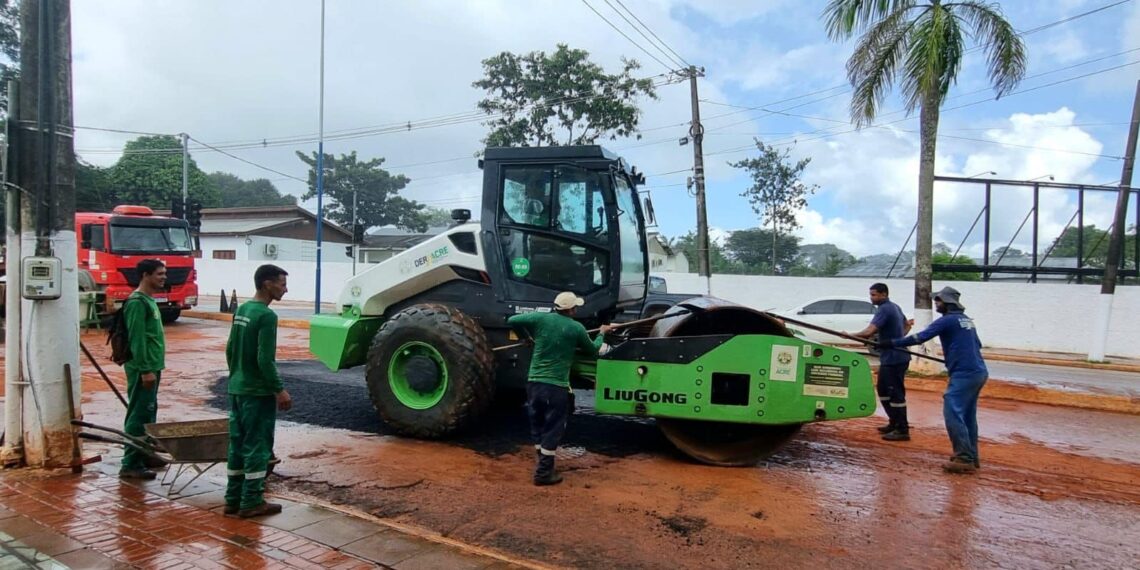 Após rompimento de adutora, Deracre recupera trecho da AC-40 em Senador Guiomard
