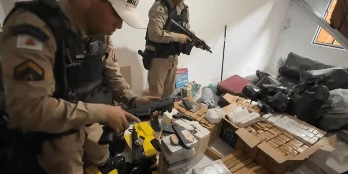 arsenal de guerra do PCC com fuzil e drogas é apreendido pela PM