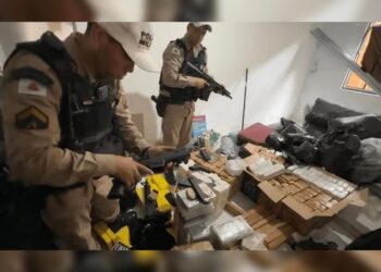 arsenal de guerra do PCC com fuzil e drogas é apreendido pela PM