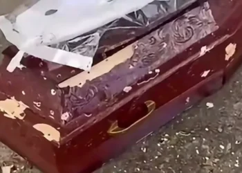 Homem invade enterro, metralha caixão e acaba morto pela PM. Veja vídeo