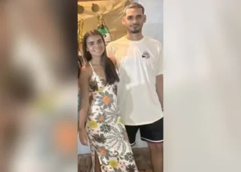 Filha mata pai com ajuda do namorado após briga por lote e cachorro
