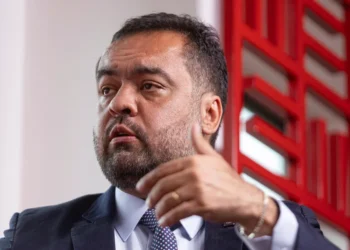 PF faz buscas contra Cláudio Castro em investigação do Banco Master