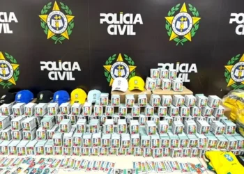 Polícia apreende 200 mil figurinhas falsificadas da Copa do Mundo