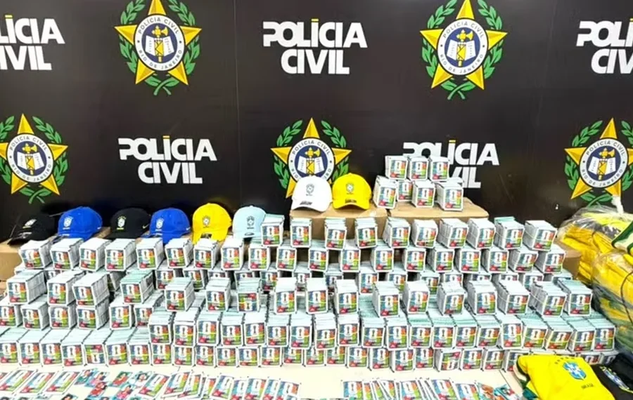 Polícia apreende 200 mil figurinhas falsificadas da Copa do Mundo